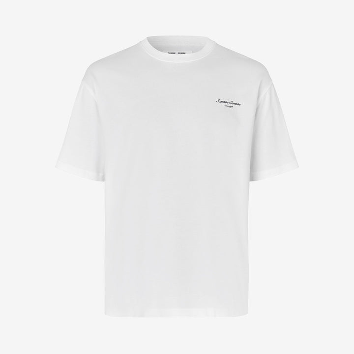 Samsøe Samsøe Sauni T-shirt för herr i White Building med avslappnad passform och grafiskt tryck.