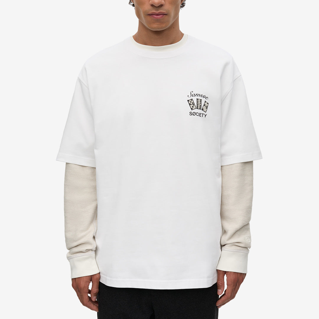 Samsøe Samsøe Sauni T-shirt White Domino, vit unisex-T-shirt med tryck på bröstet och grafiskt tryck på ryggen.