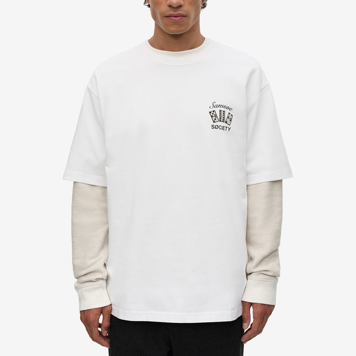 Samsøe Samsøe Sauni T-shirt White Domino, vit unisex-T-shirt med tryck på bröstet och grafiskt tryck på ryggen.