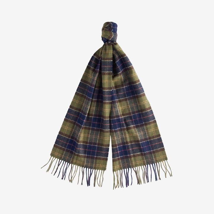 Barbour Tartan Lambswool Scarf i Classic med klassiskt Barbour-tartan, tofsar och vävd Barbour-etikett.