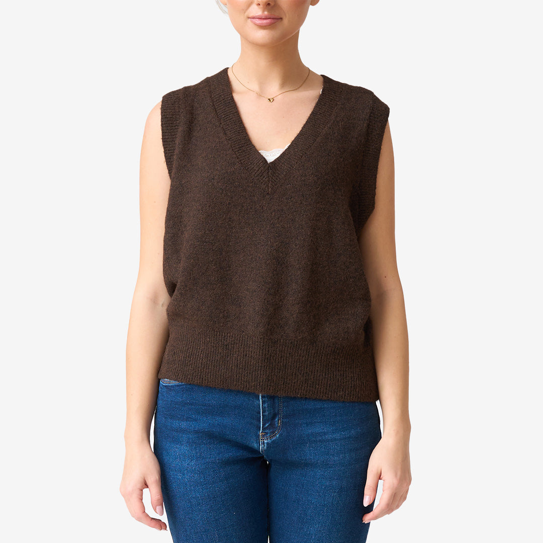 W2556 stickad väst i coffee-brun nyans – mjuk och stilren för dam
