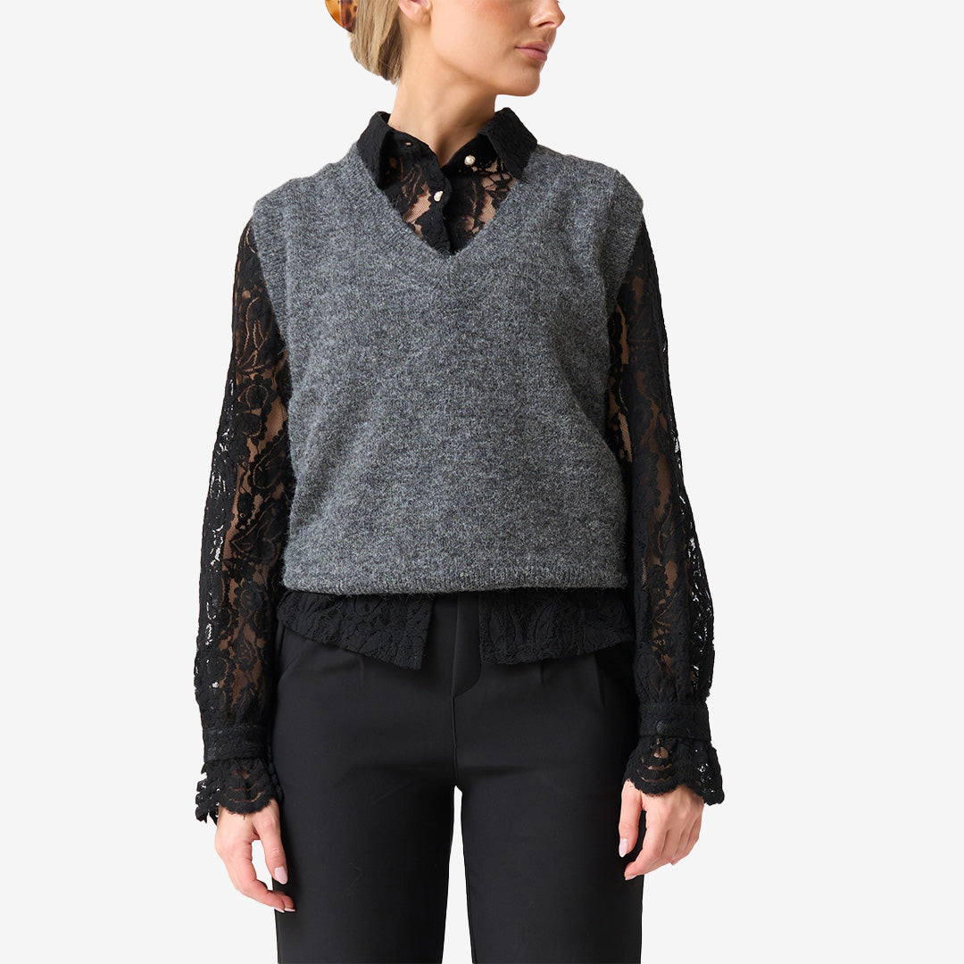 Stickad väst dammodell W2556 i mörkgrått med längre passform och återvunnen polyester