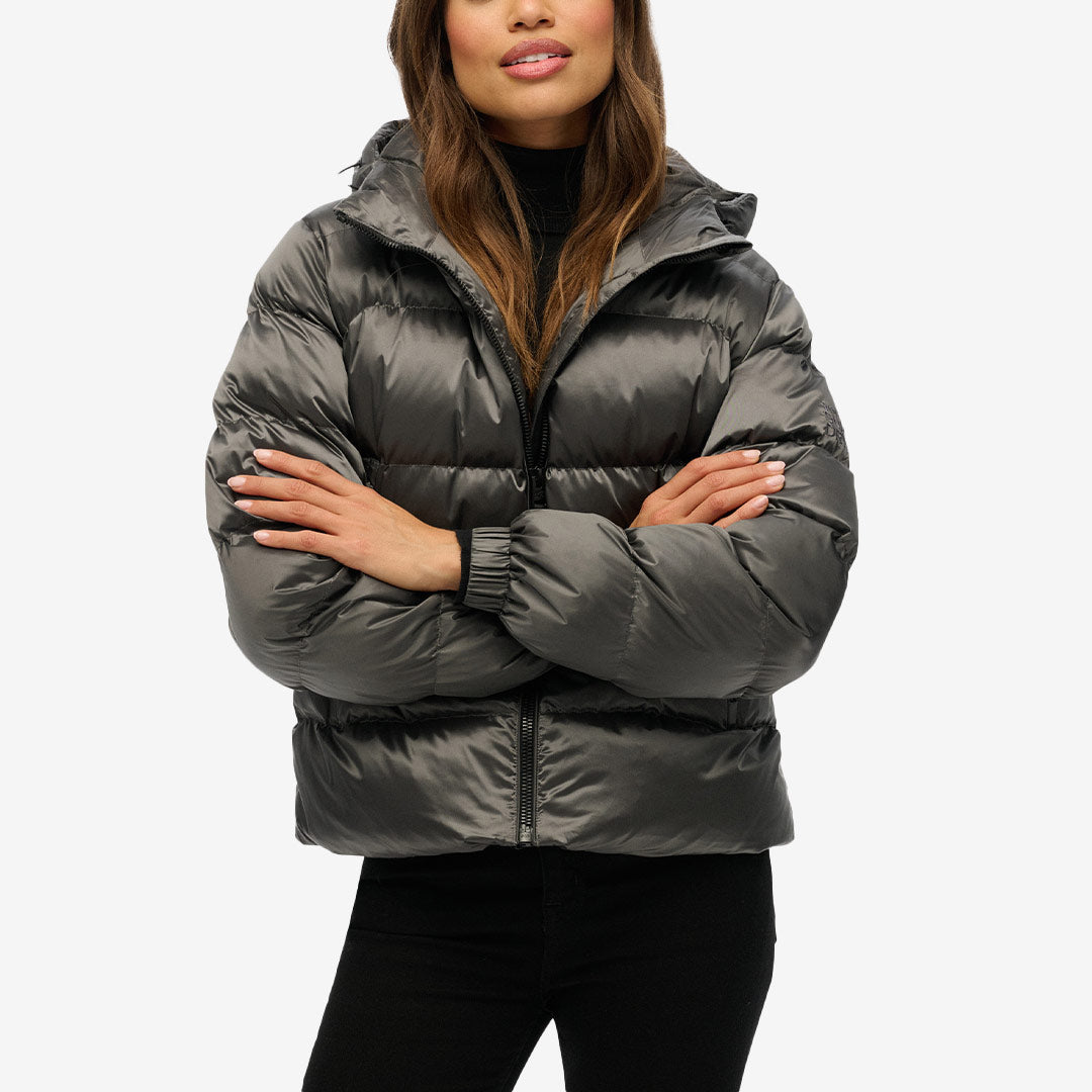 Superdry Hooded Luxe Sports Pufferjacka i slimmad passform med dragkedja, justerbar huva och broderade logotyper – dammodell