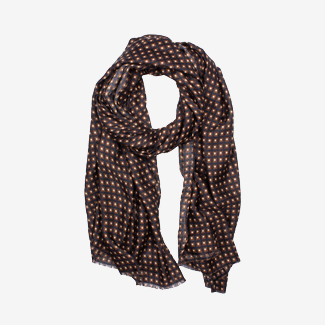 Blå mönstrad sjal i polyester – Horta Scarf stylad runt halsen