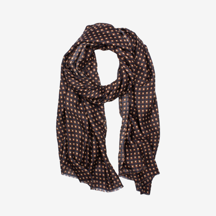 Blå mönstrad sjal i polyester – Horta Scarf stylad runt halsen