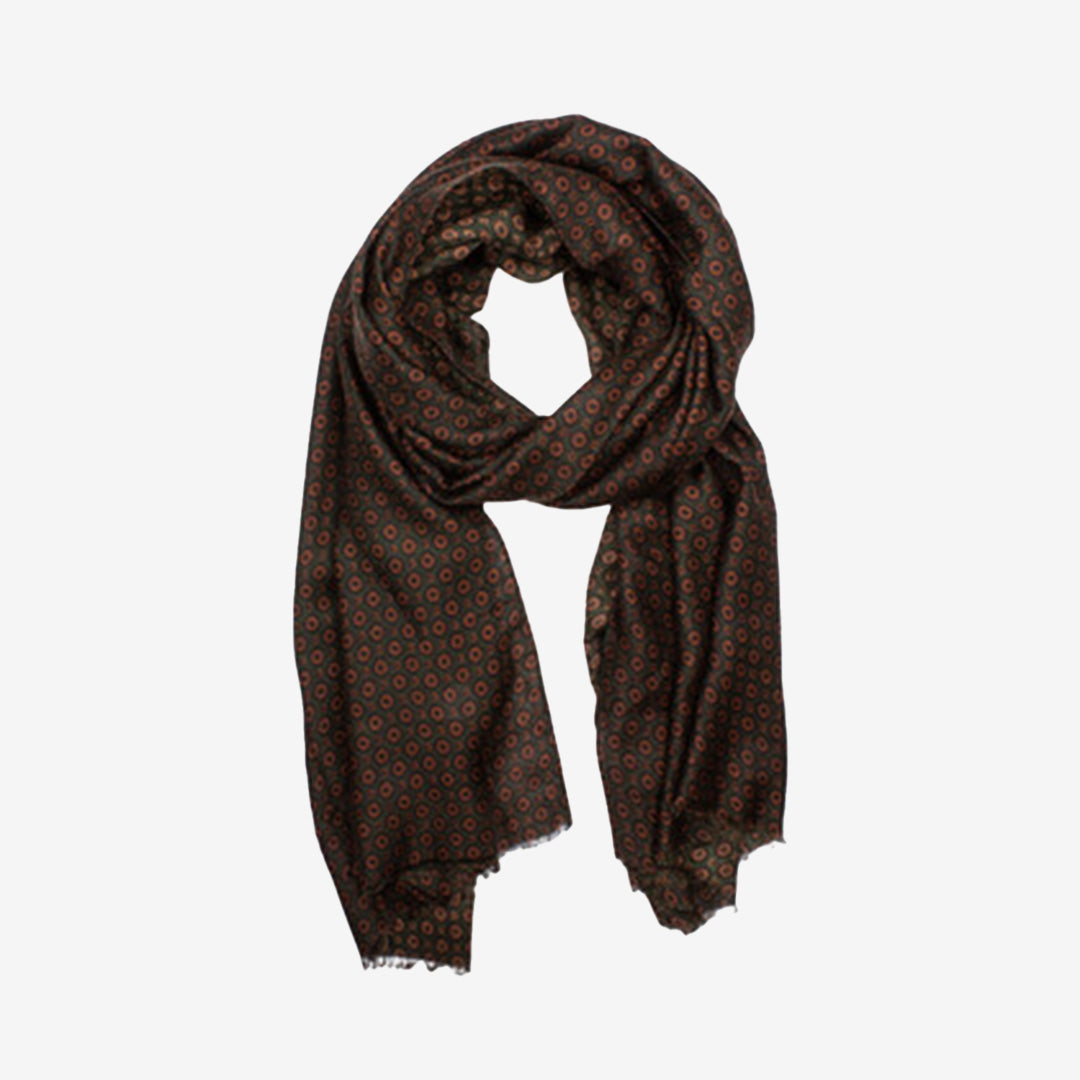 Grön mönstrad sjal i polyester – Lagoa Scarf draperad över axlarna