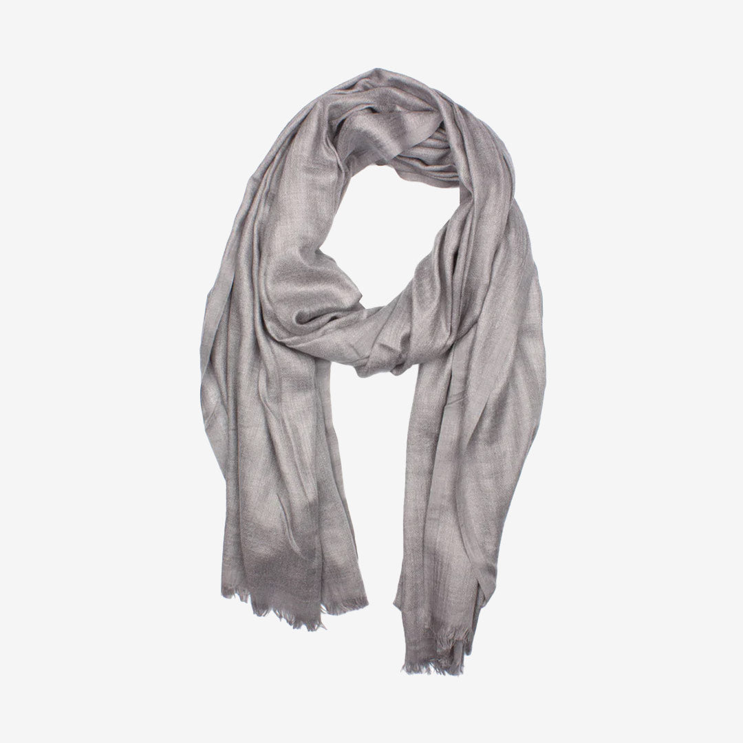 Grå vävd sjal från 7East i 100% modal modell Y4104 storlek 200x100 cm