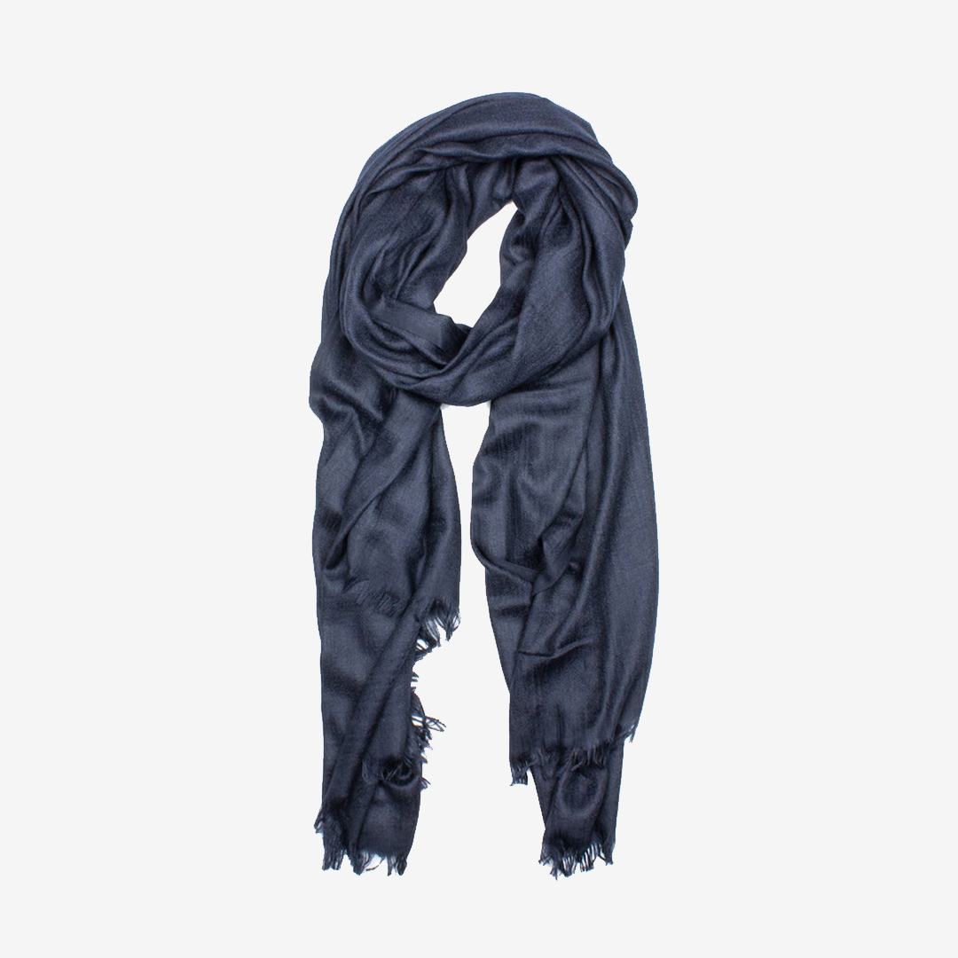 Mörkblå vävd sjal från 7East i 100% modal modell Y4104 storlek 200x90 cm
