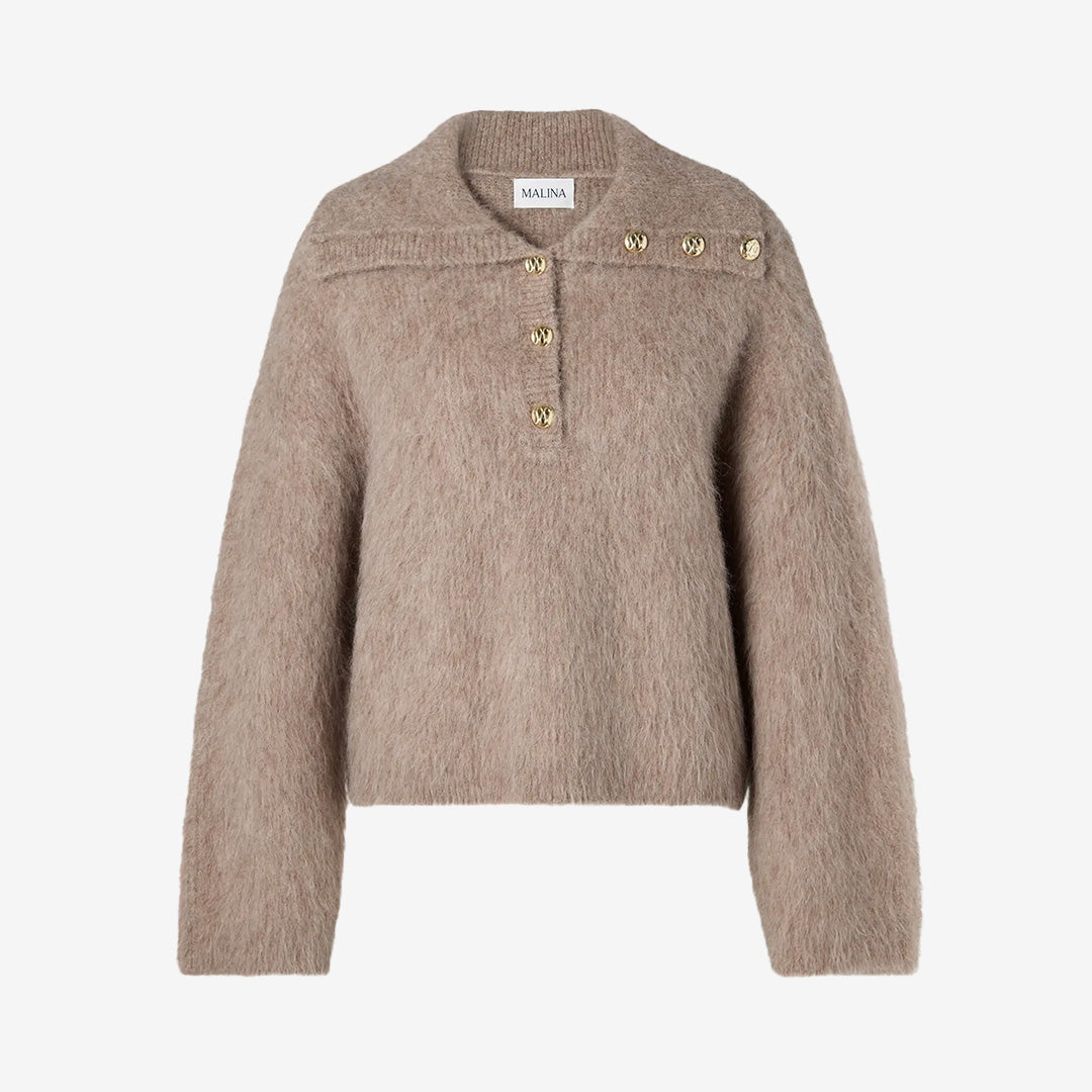 Malina Yselle Sweater i taupe – stickad alpackatröja med guldknappar och nedvikt krage