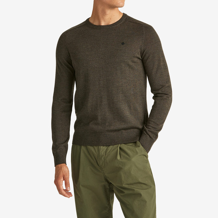 Brun Morris Merino O-Neck stickad tröja i 100% merinoull med rund hals för herr.